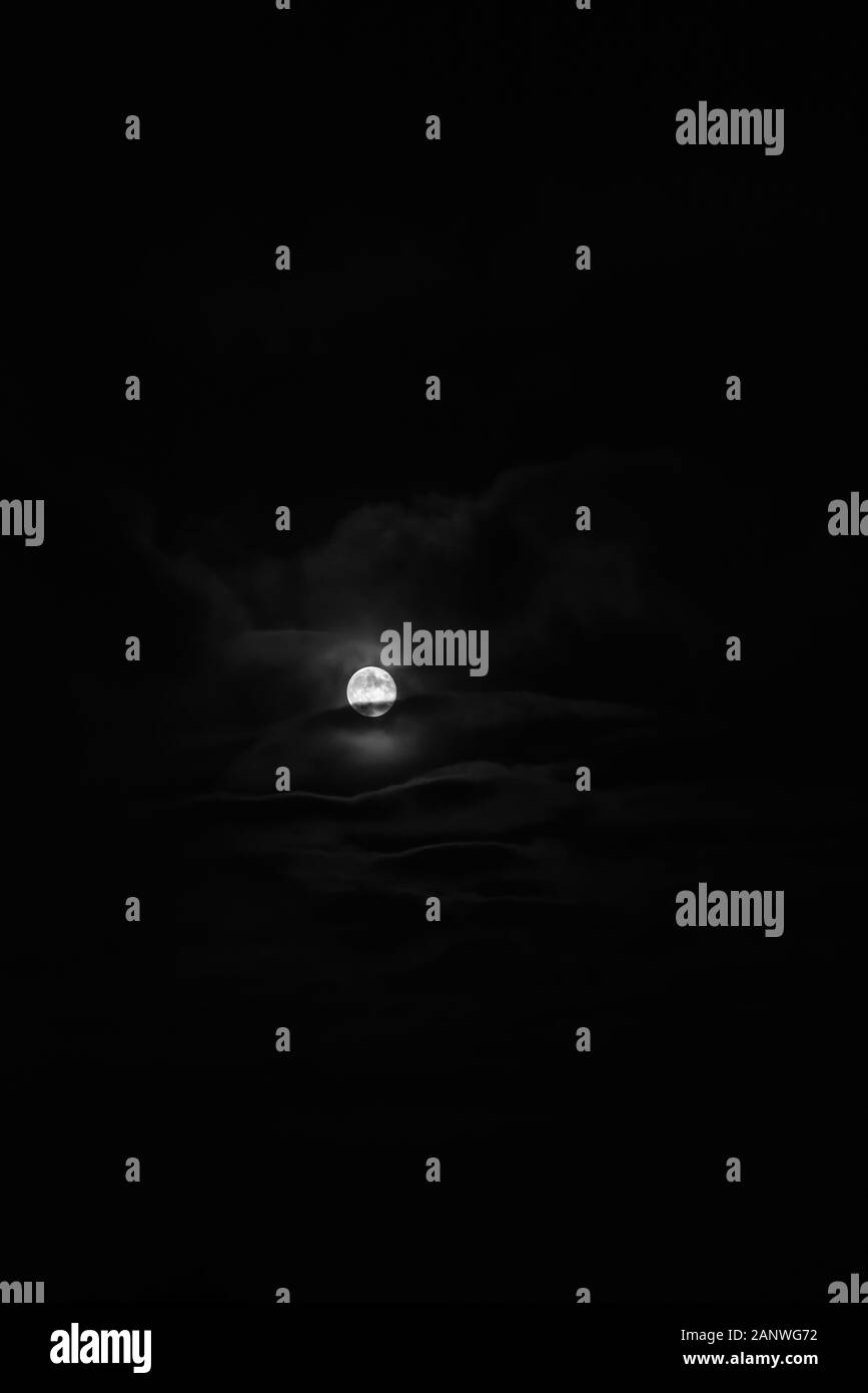 Lune entre les nuages en noir et blanc pleine lune Halloween cycle mensuel astrologie Banque D'Images
