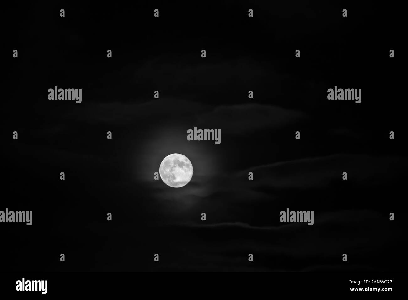 Lune entre les nuages en noir et blanc pleine lune Halloween cycle mensuel astrologie Banque D'Images