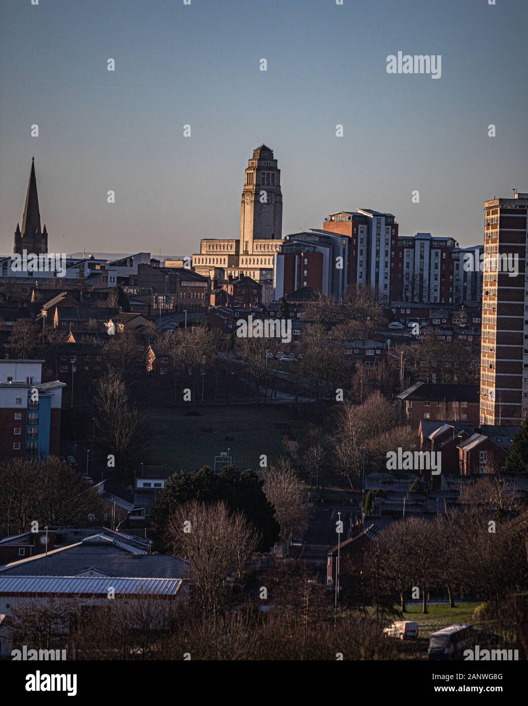 Une belle vue au petit matin de Sugarwell Hill Park à Leeds en regardant vers l'Université de Leeds Banque D'Images