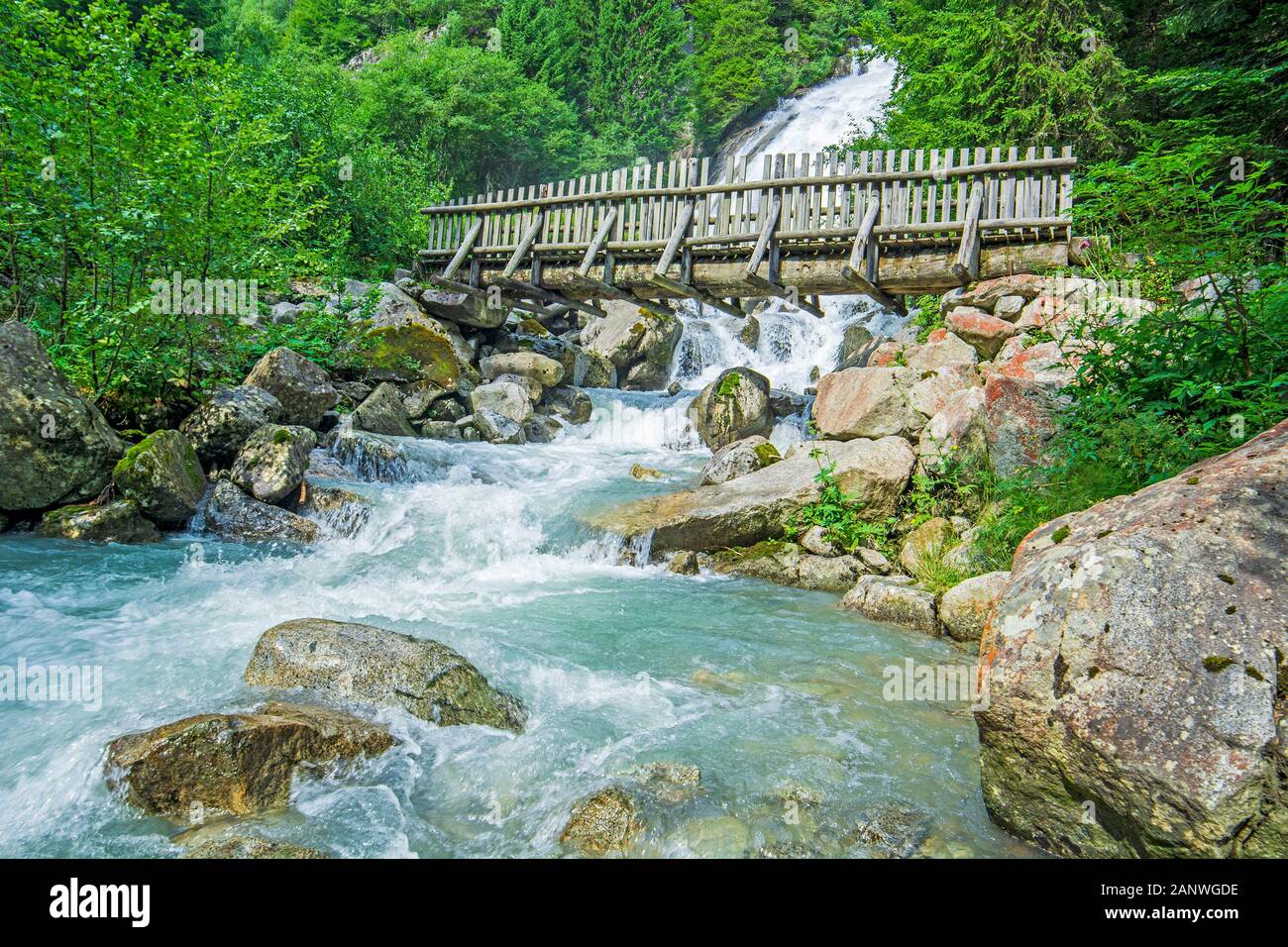 Cascade Dans Les Alpes Italiennes, Cascata Amola, Dolomites Brenta, Trentin, Italie, Parc Naturel Adamello-Brenta. Banque D'Images