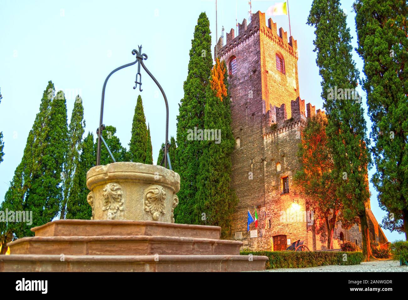 Château de Conegliano en Vénétie, Italie, au crépuscule Banque D'Images