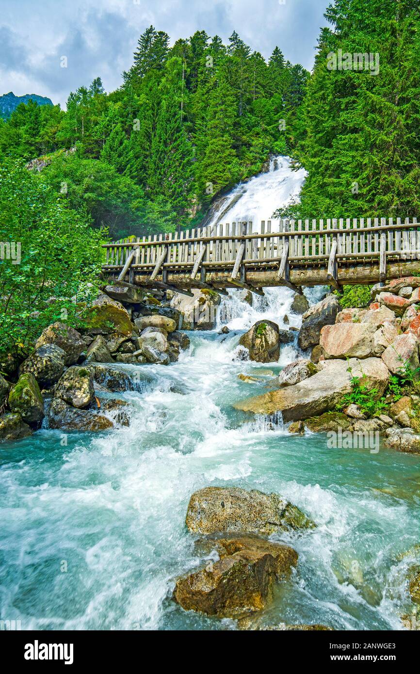 Cascade Dans Les Alpes Italiennes, Cascata Amola, Dolomites Brenta, Trentin, Italie, Parc Naturel Adamello-Brenta. Banque D'Images