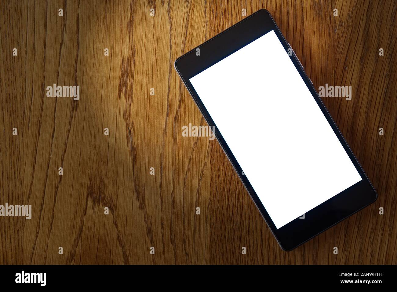 Smartphone avec écran blanc vierge sur table en bois avec projecteur.  Modèle d'écran plat pour téléphone mobile et maquette avec espace de copie  Photo Stock - Alamy