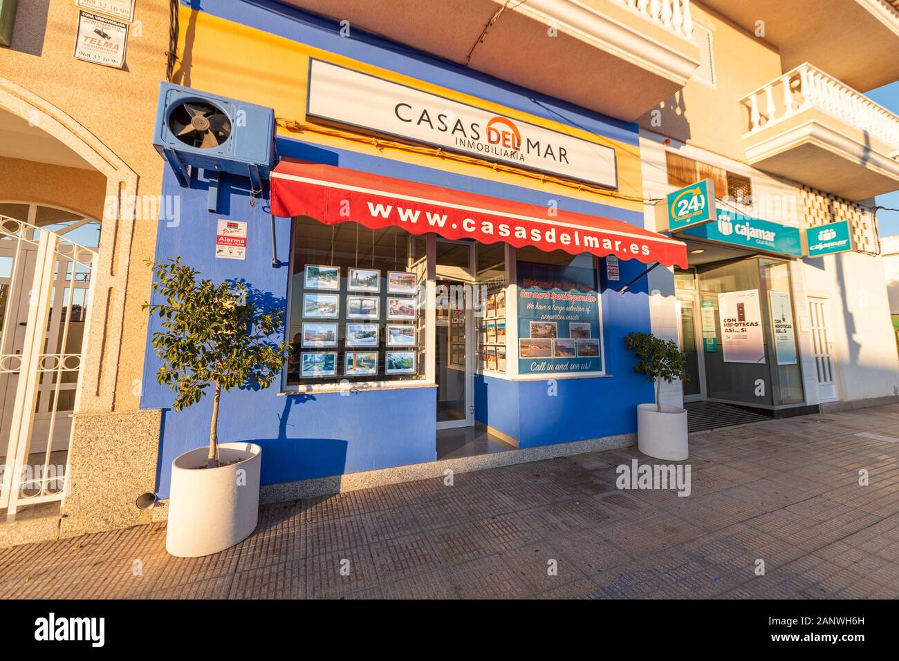 Casas del Mar Inmobiliaria agent immobilier Isla Plana, Murcie, Costa Calida, Espagne, UE. Affichage de la fenêtre du magasin immobilier avec publicité de propriété Banque D'Images