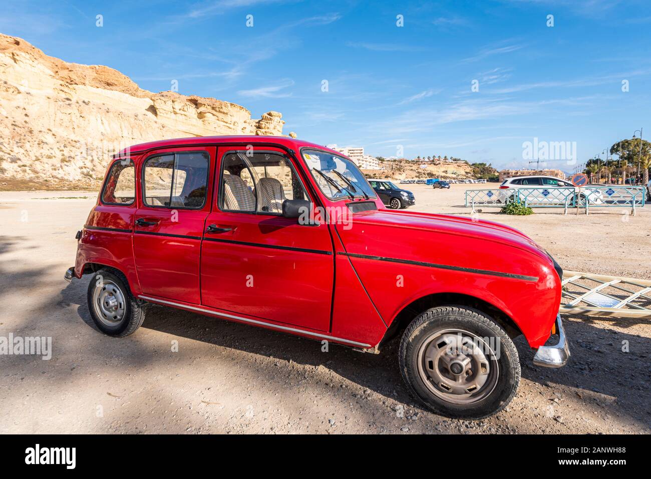 Renault 4 voiture garée à Erosiones de Bolnuevo, Costa Calida, Espagne, UE. Rouge Renault 4 L quatre dans l'utilisation quotidienne garée à l'endroit touristique de Bolnuevo Banque D'Images