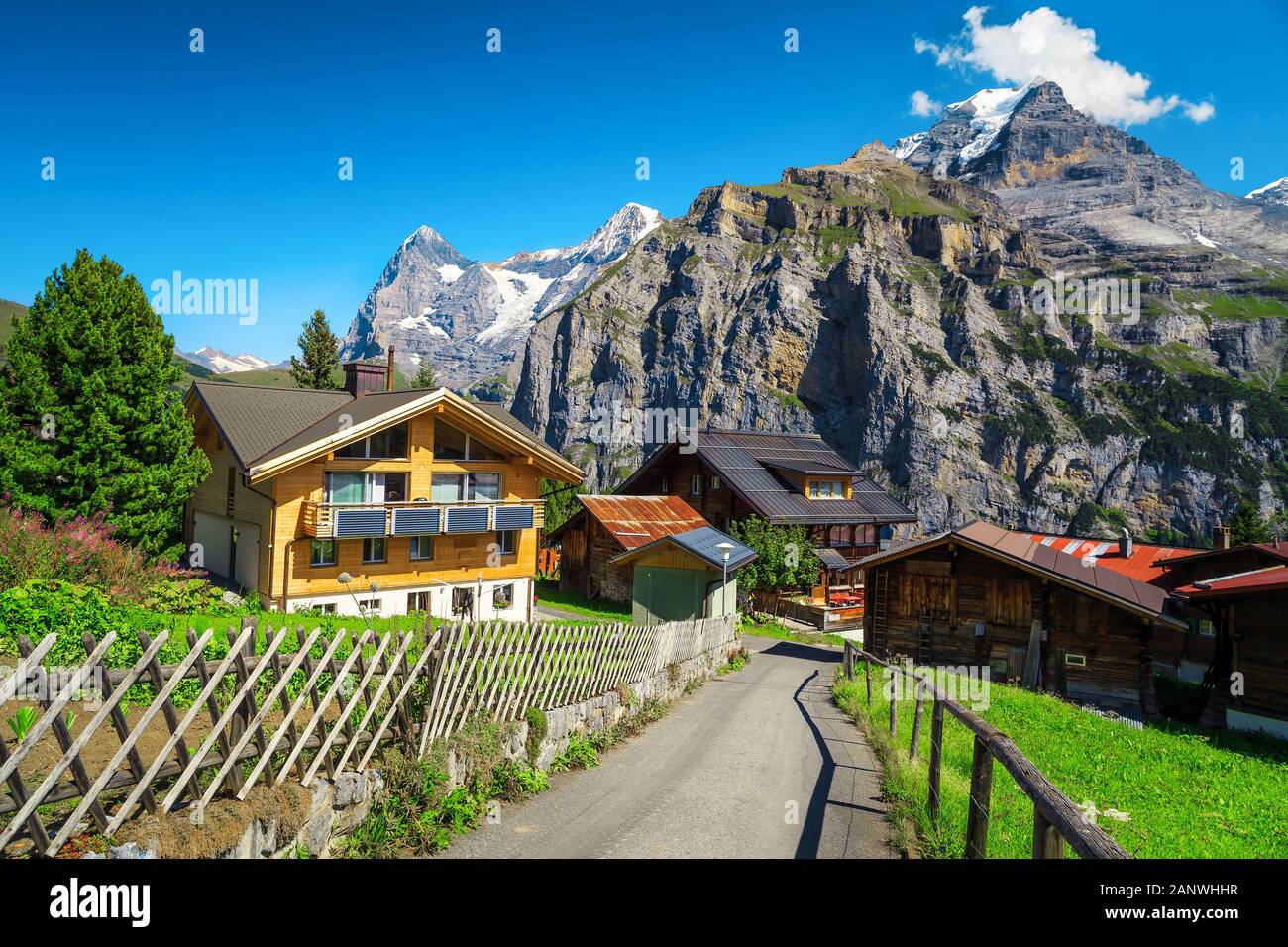 Station de montagne fantastique avec des maisons en bois alpin traditionnel et de hautes montagnes enneigées en arrière-plan, Murren, Oberland Bernois, Suisse, Europe Banque D'Images