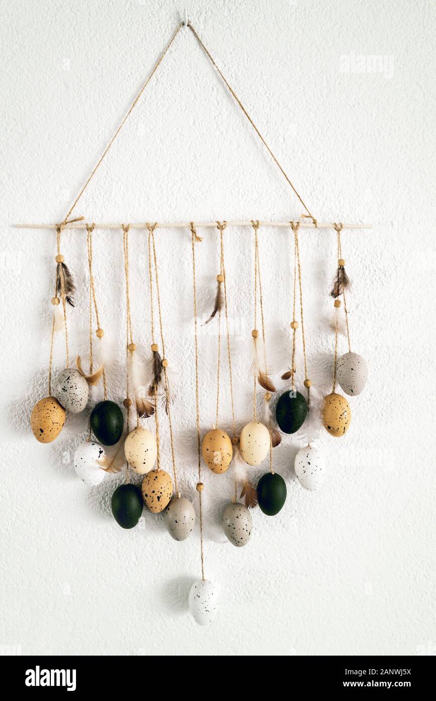 Composition suspendue Dream Catcher des oeufs de cailles et de plumes Banque D'Images