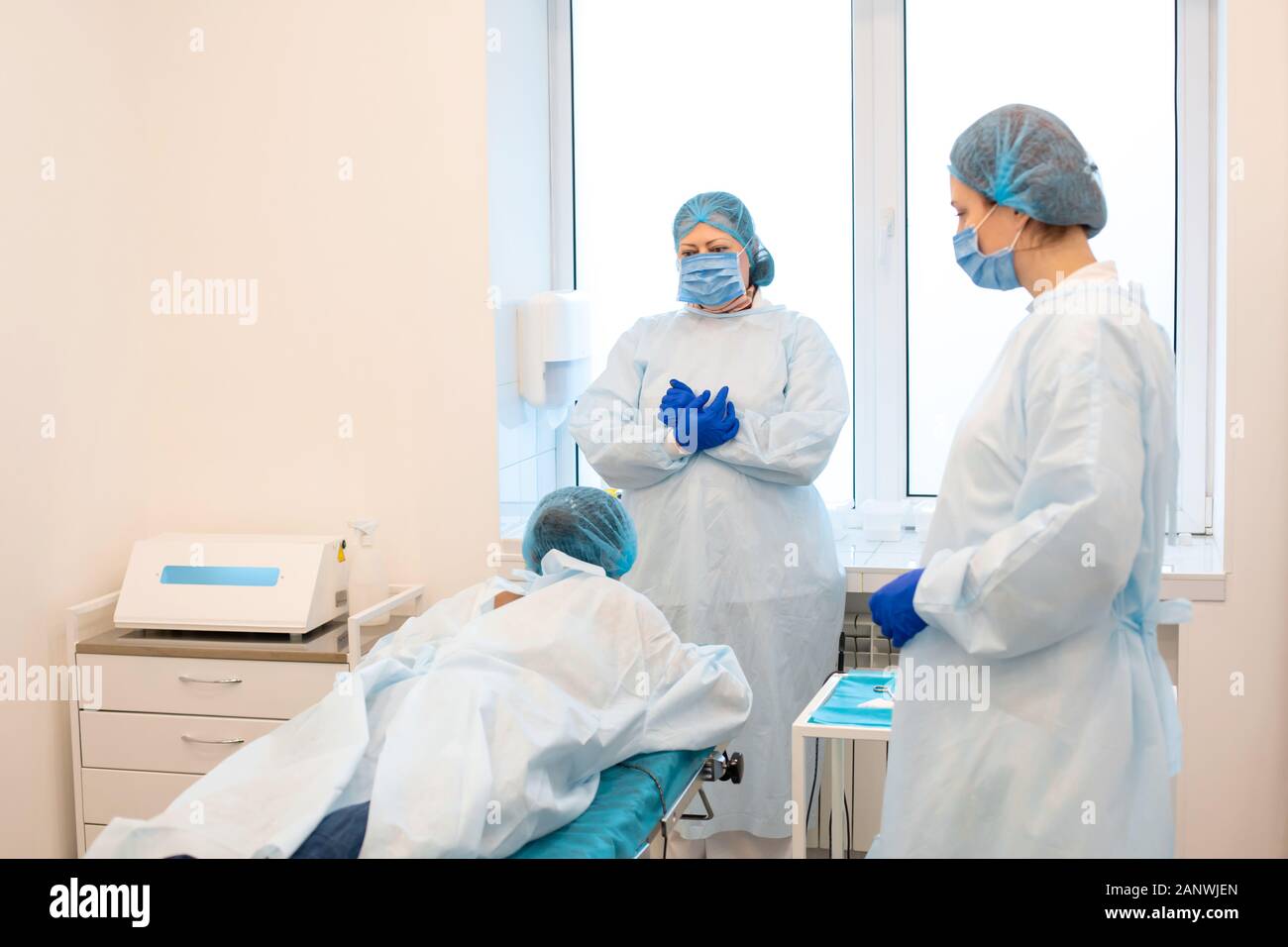 Le patient est allongé sur une table d'opération avant qu'une opération pour enlever les grains de beauté sur son dos. Banque D'Images