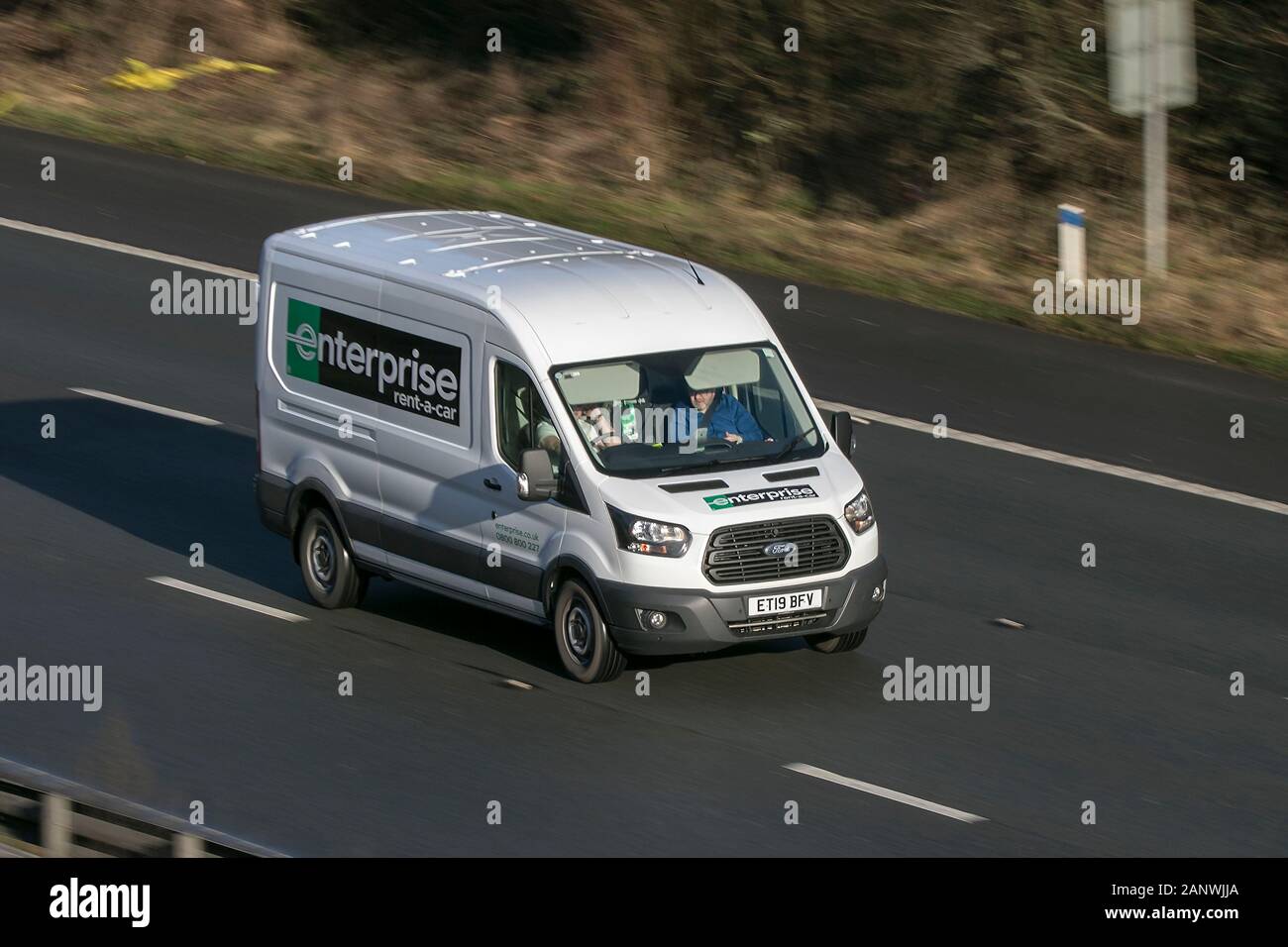 Ford Transit 350 White LCV Diesel en voiture sur l'autoroute   près de Preston dans Lancashire, Royaume-Uni Banque D'Images