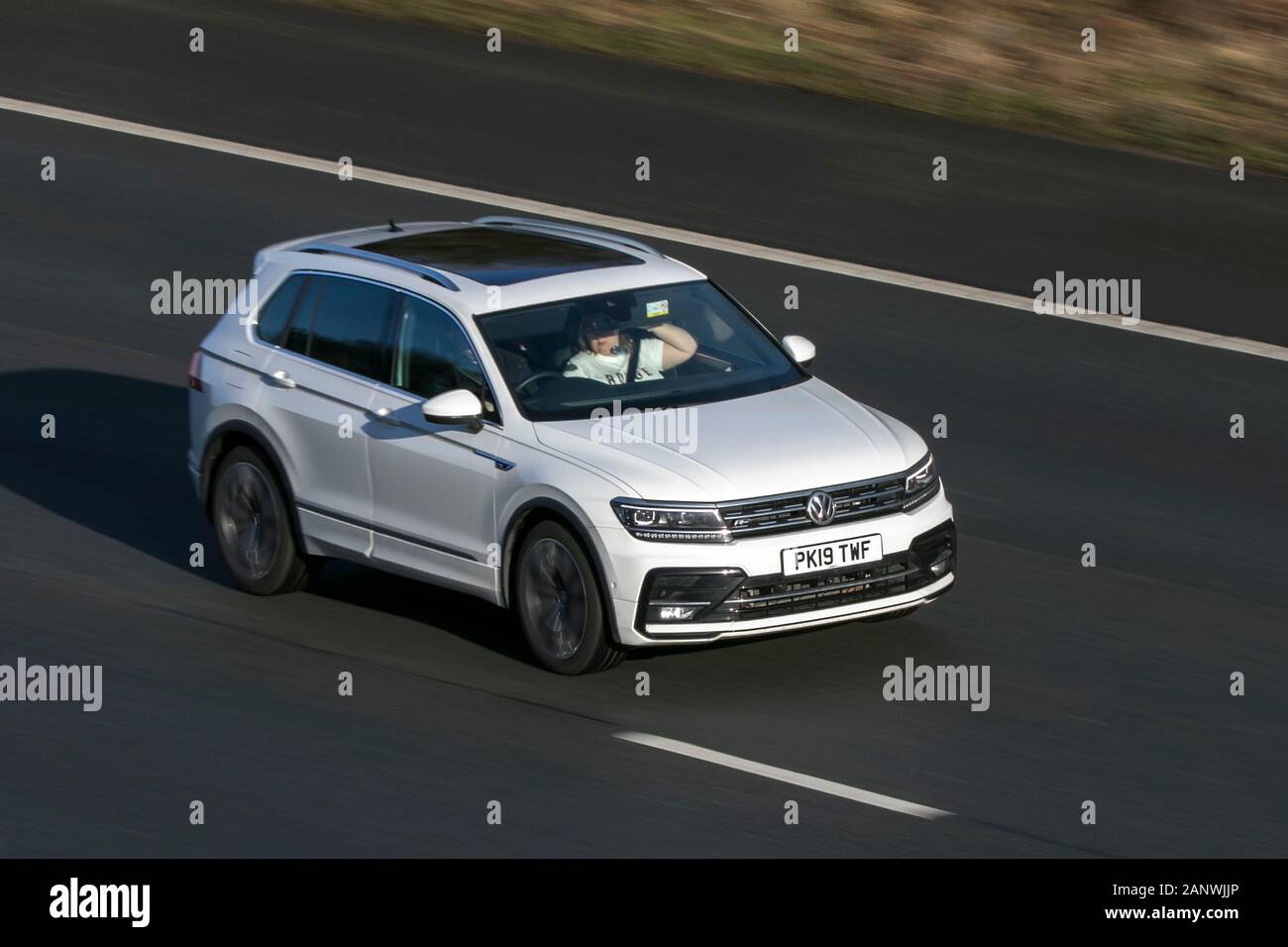 2019 Volkswagen VW Tiguan R-Line Tdi S-A White Diesel en voiture sur l'autoroute M 6 près de Preston dans Lancashire, Royaume-Uni Banque D'Images