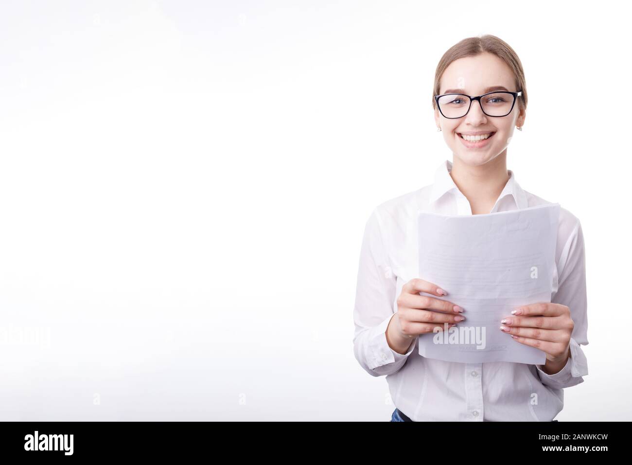 Belle femme Employé de bureau posant avec Papiers Banque D'Images