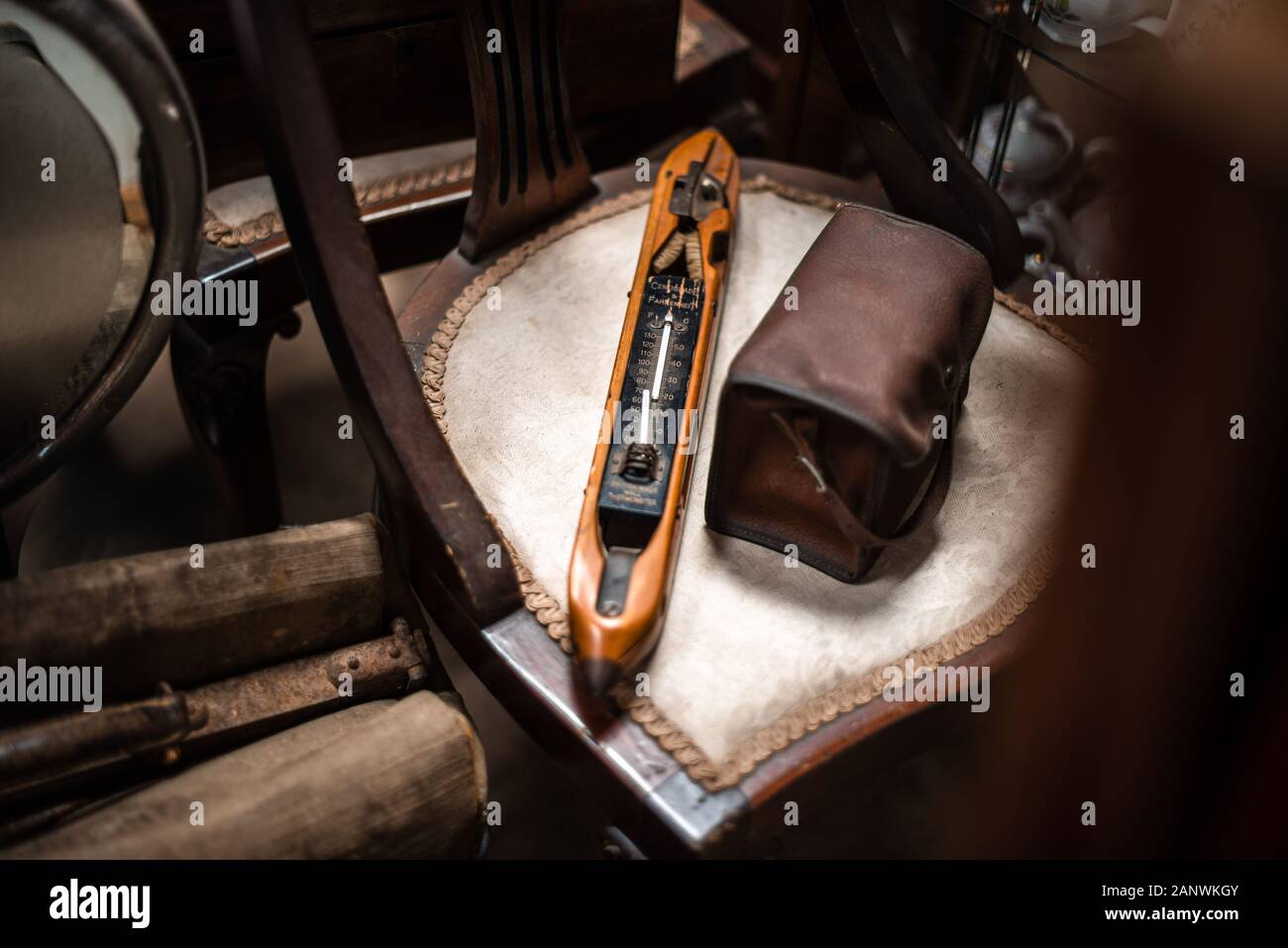 Le thermomètre classique en bois antique, se concentrer sur la température celsius isolé vieux articles maison vintage vente garage stockage conteneur uk manchester Banque D'Images