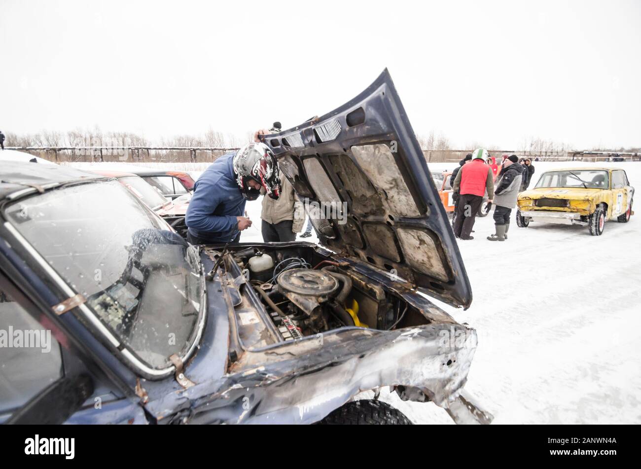 Janvier 2020 - Novodvinsk. Réparation de voiture de course sur glace. La Russie, Moscow Banque D'Images