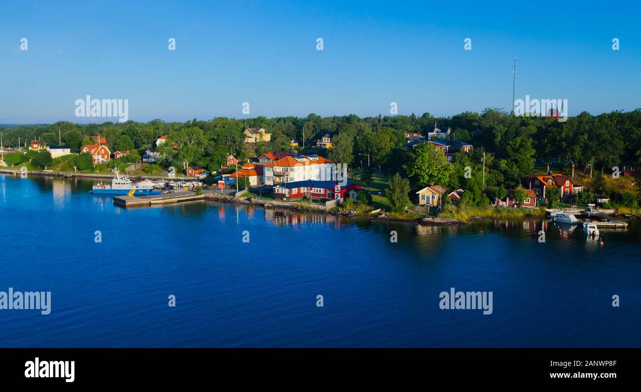 Beau grand angle vue panoramique vue aérienne de l'archipel de Stockholm, Suède avec skerries, port et skyline avec décor au-delà de la ville, vu Banque D'Images