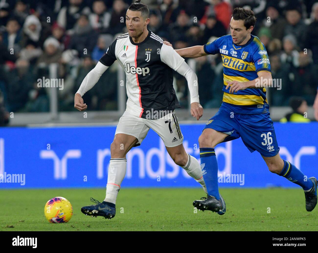 Allianz Stadium, Turin, Italie. 19 Jan, 2020. Football Serie A, la Juventus et Parme ; Matteo Darmian de Parme battu par le terme de Cristiano Ronaldo de Juventus - usage éditorial : Action Crédit Plus Sport/Alamy Live News Banque D'Images