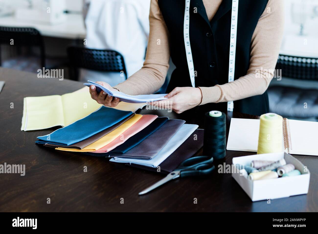 Le choix de robe pour textiles Banque D'Images