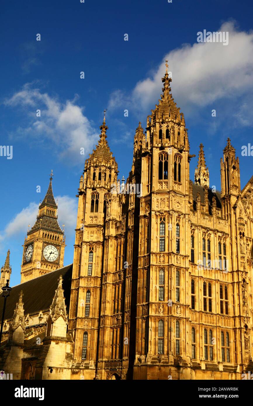 Cour du palais donne sur la vieille ville de Tours, Big Ben tour de l'horloge à gauche, en arrière-plan, le Palais de Westminster / Maisons du Parlement, Londres, Angleterre Banque D'Images