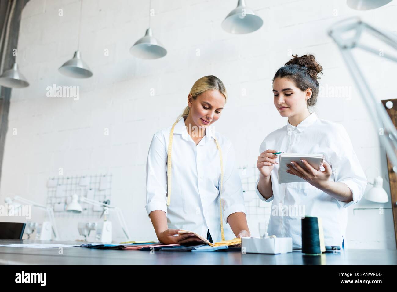 Ramasser des tissus à l'usine de couture Banque D'Images