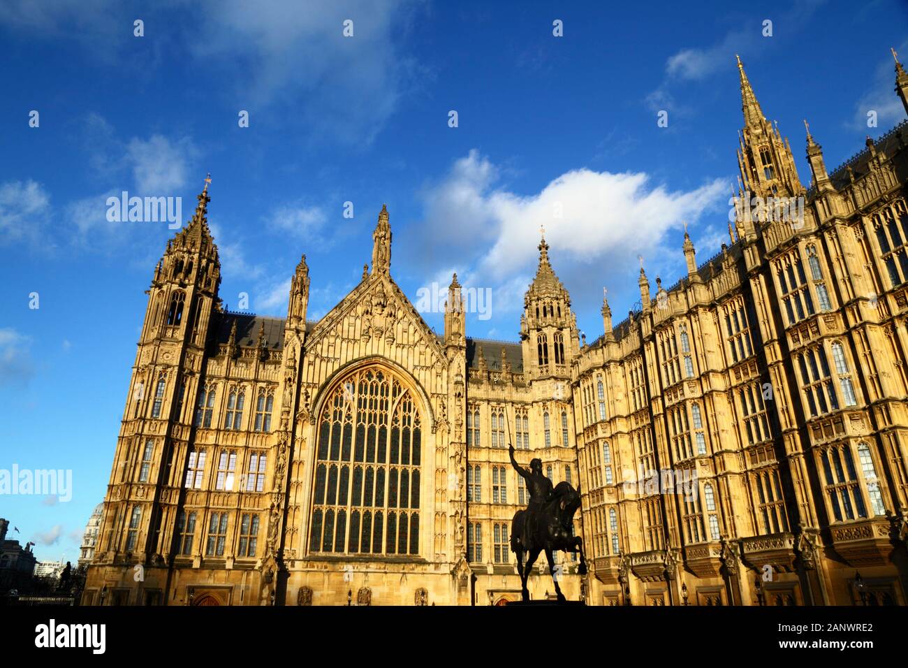 Fenêtre sud et statue du roi Richard I / Richard Coeur de lion dans la cour du palais, ancien palais de Westminster / Maisons du Parlement, Londres, Angleterre Banque D'Images