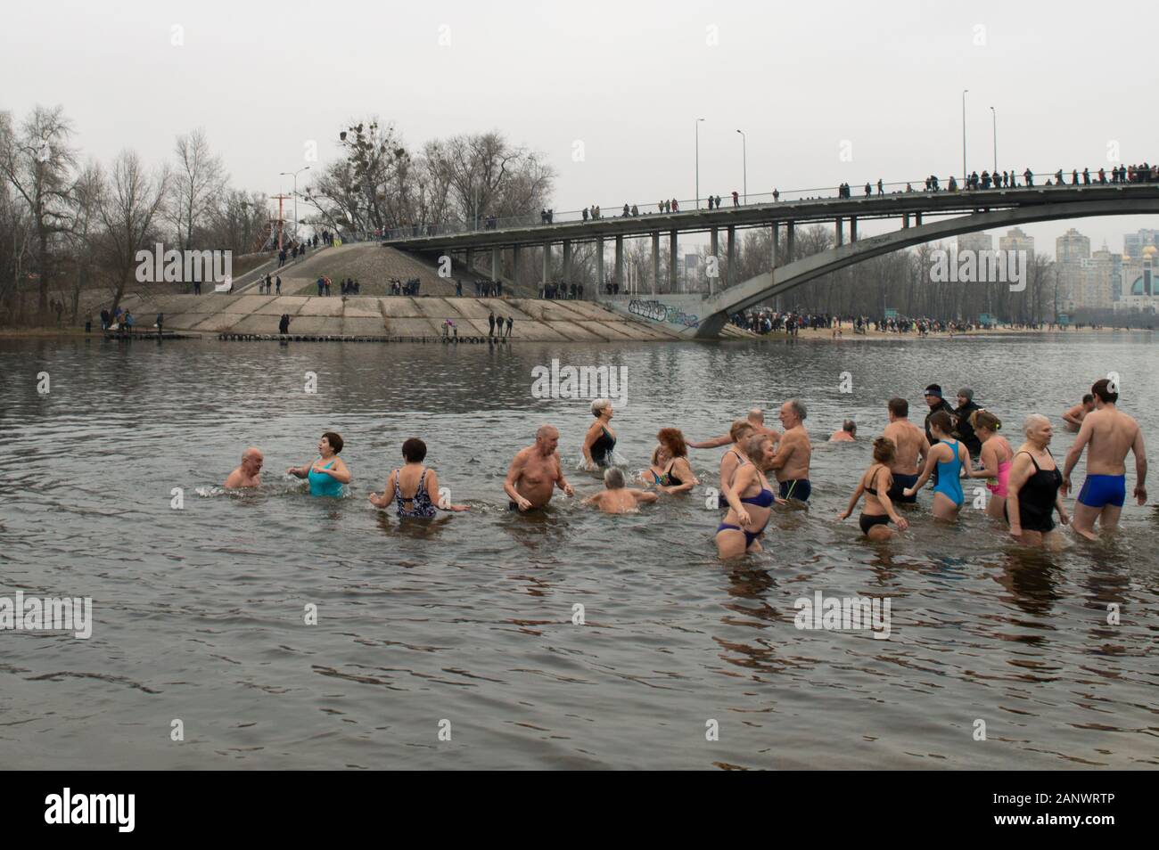 Kiev, UKRAINE - le 19 janvier 2020. Une célébration du baptême de Jésus. Les chrétiens sont entrée en eaux froides du Dniepr sur Hydropark. Foule sur Banque D'Images