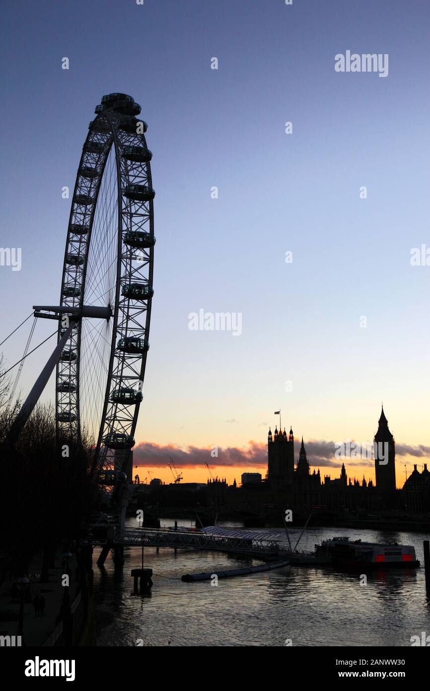 London Eye / roue du millénaire, Tamise et du Palais de Westminster, au coucher du soleil, Londres, Angleterre Banque D'Images