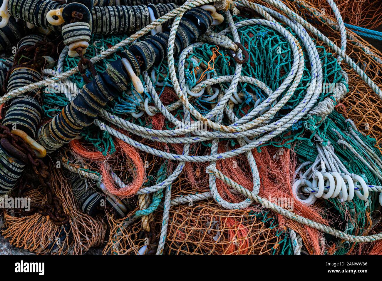 Folkestone, Kent. UK. Les filets de pêche et des cordes dans une pile en le port de Folkestone. Banque D'Images