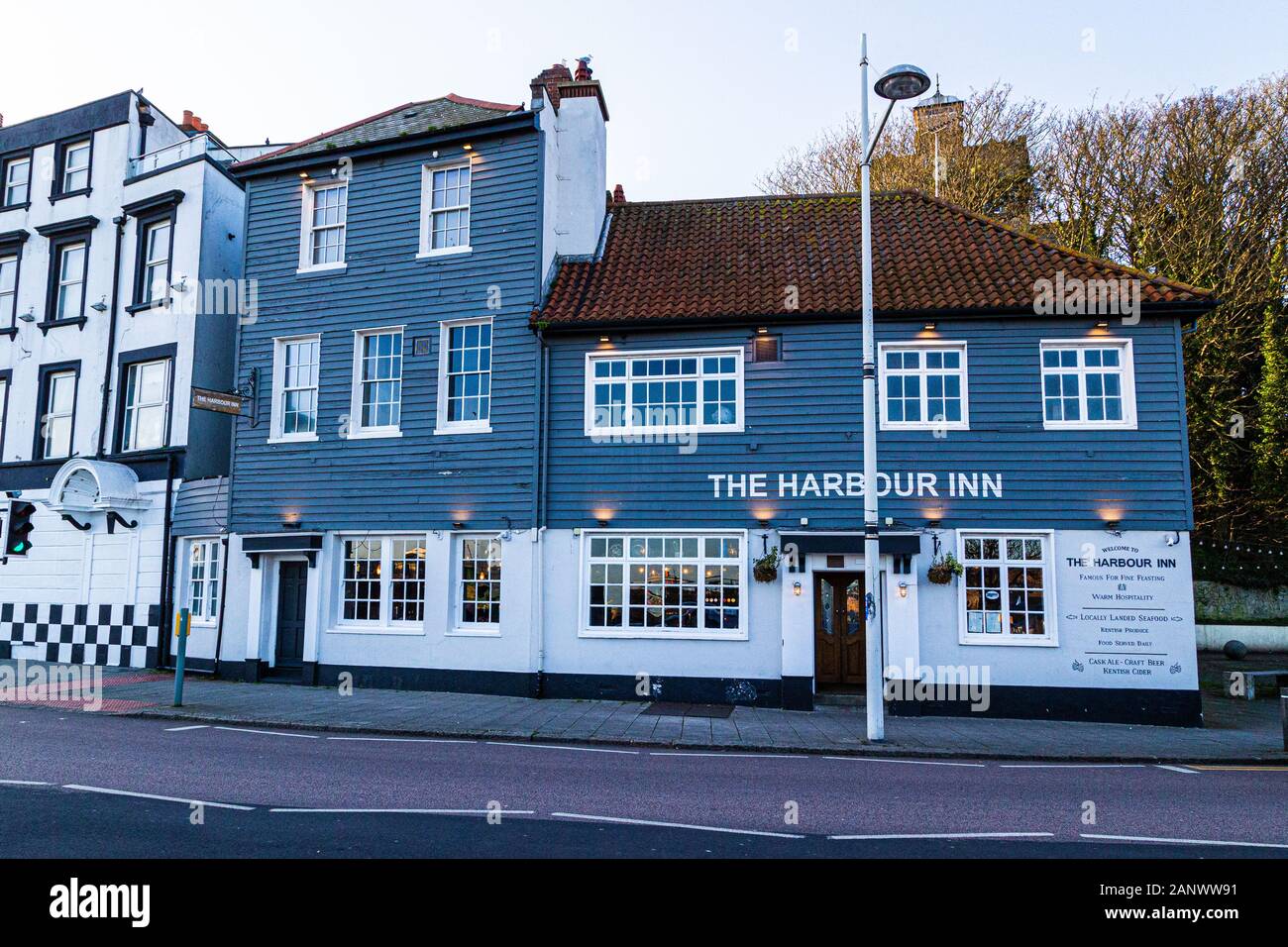 Folkestone, Kent. UK. Le port Inn Pub en fin d'après-midi, soleil d'hiver. Banque D'Images