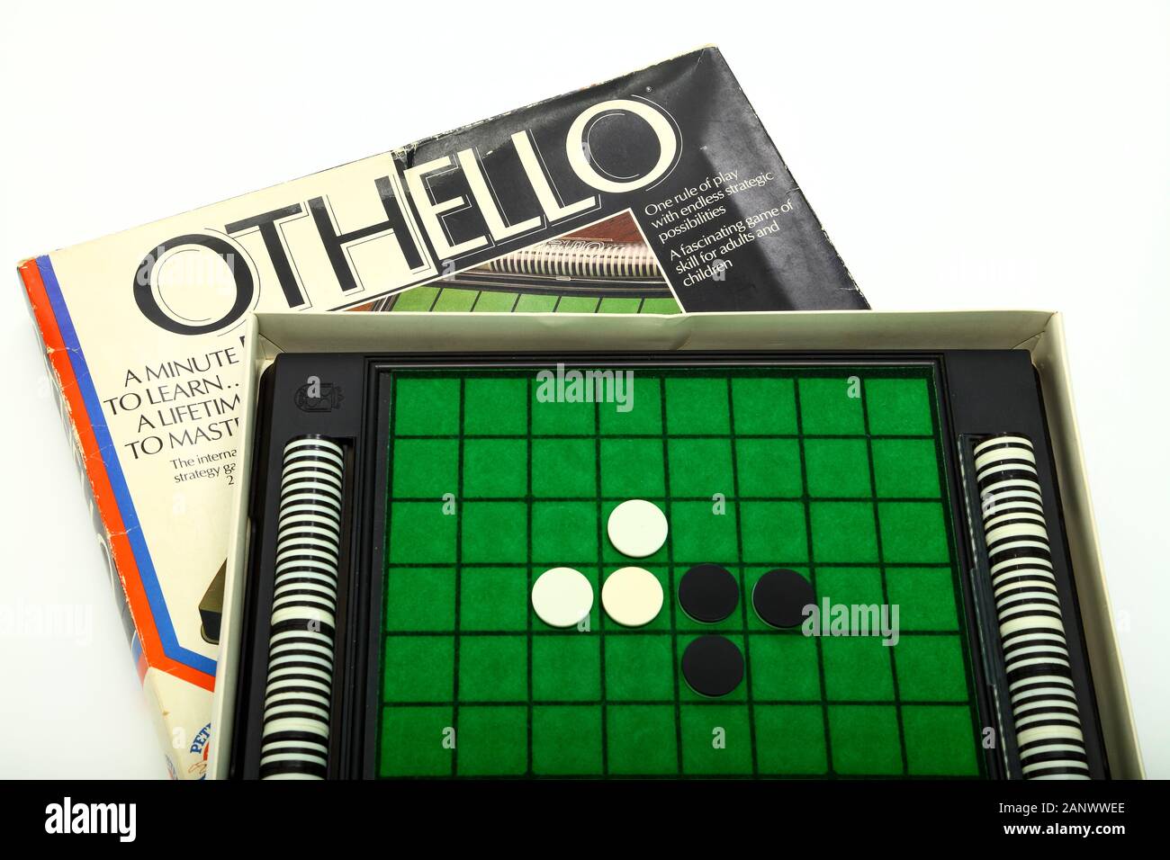 Jeu d'Othello de Peter pan playthings ltd version 1984, isolé sur fond blanc Banque D'Images