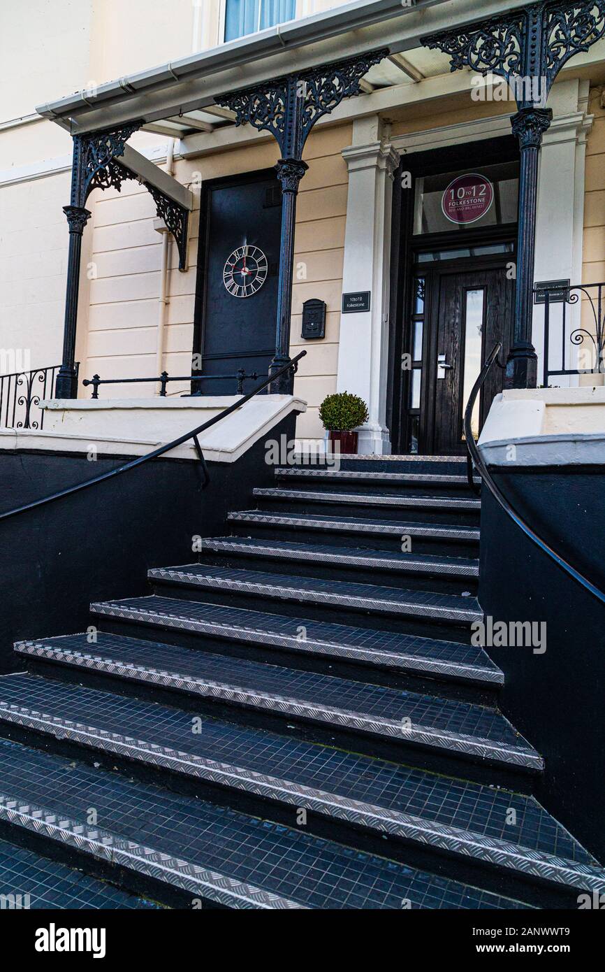 Folkestone, Kent. UK. 10 à 12 Bed & Breakfast. avec un noir et crème de l'extérieur. Quelques marches mènent jusqu'à l'entrée. Banque D'Images
