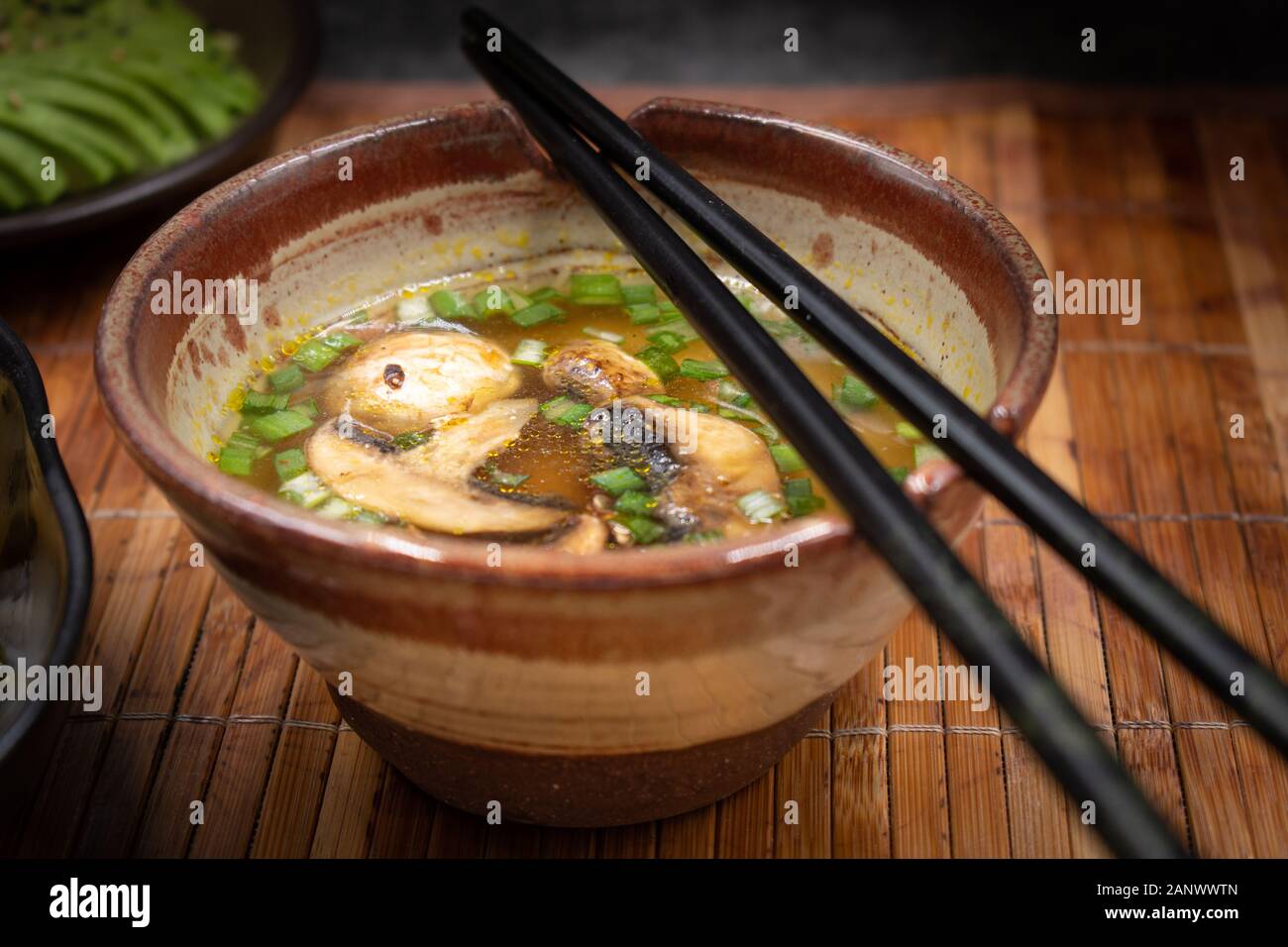 Le miso rouge japonaise et soupe aux champignons servi dans un bol traditionnel Banque D'Images