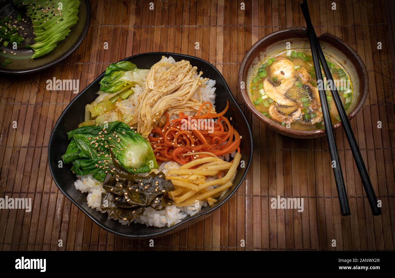 Chirashizushi miso et servi dans des plats japonais traditionnels Banque D'Images