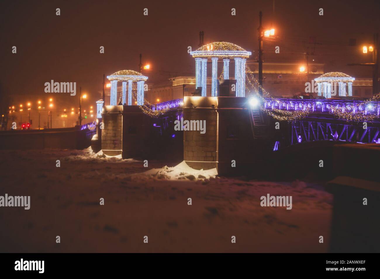Les rues de Saint-Pétersbourg avec décoration de Noël Nouvel An, éclairage sur la Perspective Nevski, Russie Banque D'Images