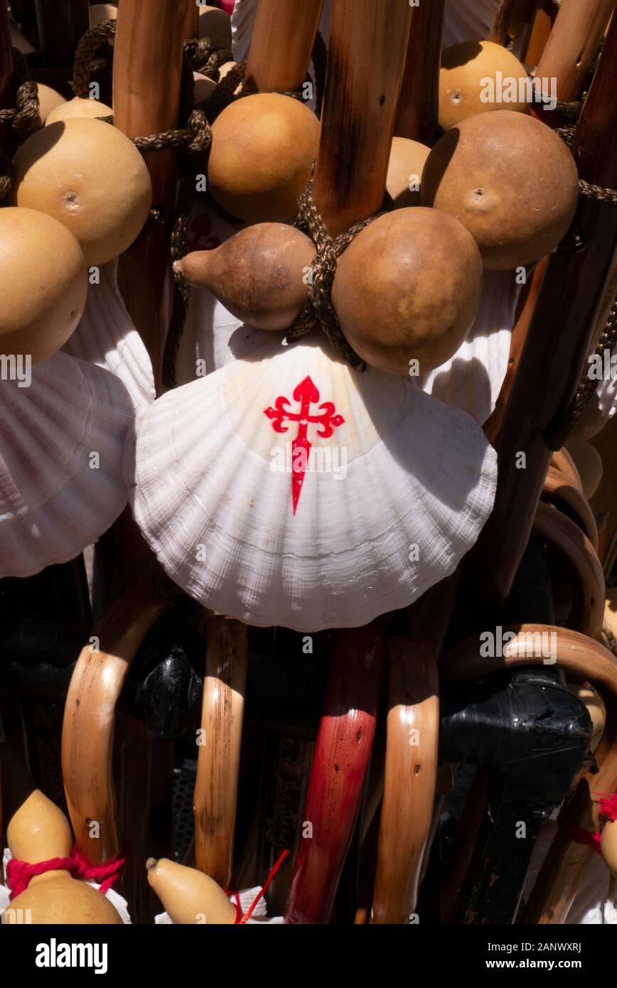 Coquilles de palourdes décorer de bâtons de marche traditionnel en vente à Santiago de Compostela Galice, Espagne Banque D'Images