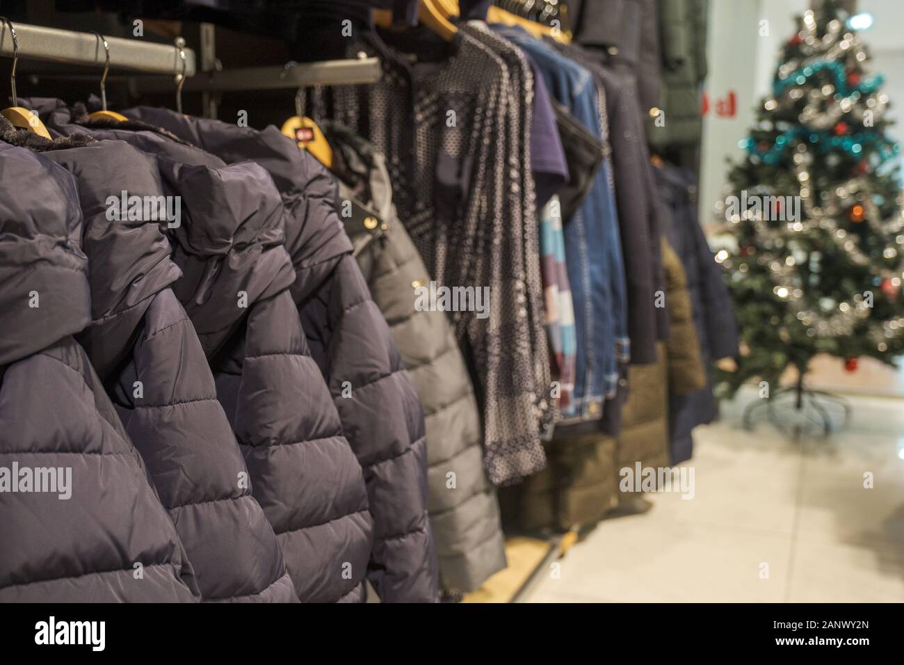 Vente d'hiver. Une avec cintres manteaux d'hiver dans un magasin de vêtements. Banque D'Images