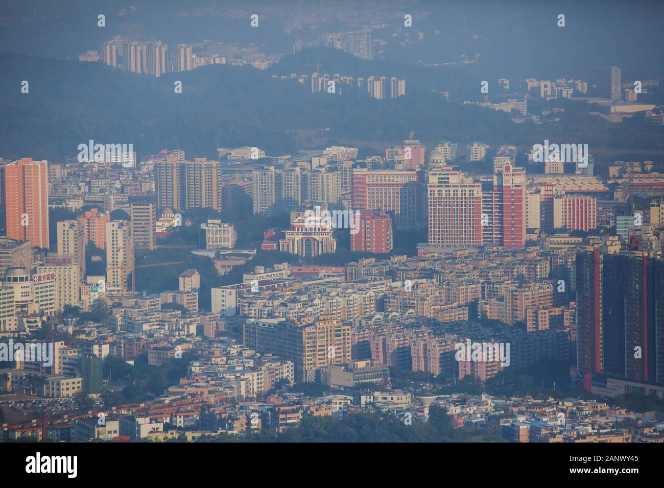 Vue de la ville de Guangzhou avec Zhujiang New Town de White Cloud Mountain, montagne de Baiyun, Guandong, Chine, journée ensoleillée Banque D'Images