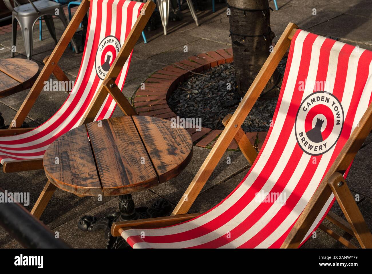 Camden Town brewery logo sur des chaises rouges et blancs ou deckchars et table en bois dans le jardin pub d'ancrage sur la rive sud de Londres Banque D'Images