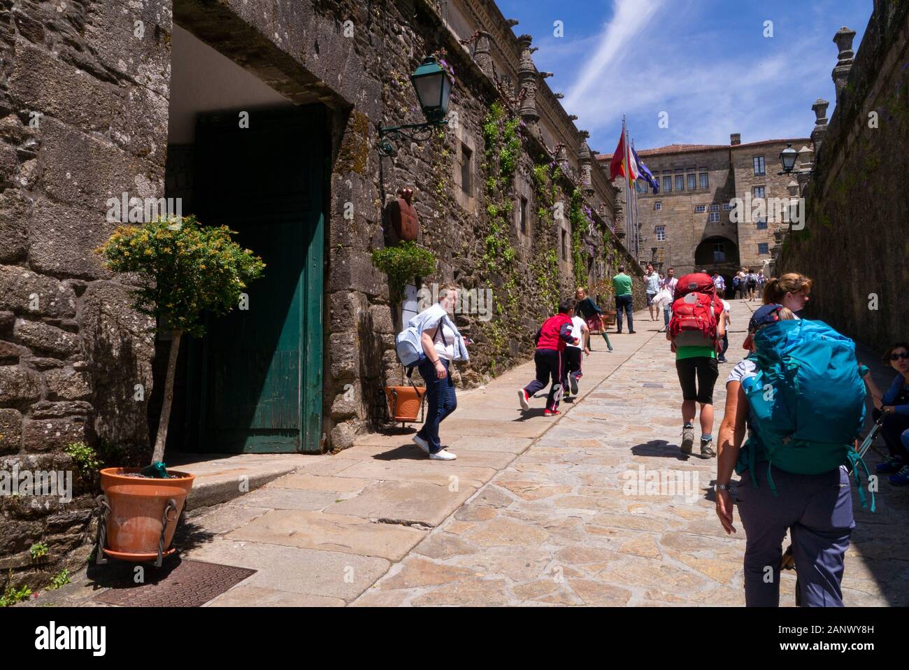 Les pèlerins sur le chemin de Santiago, dans le centre de Santiago de Compostela Galice, Espagne Banque D'Images