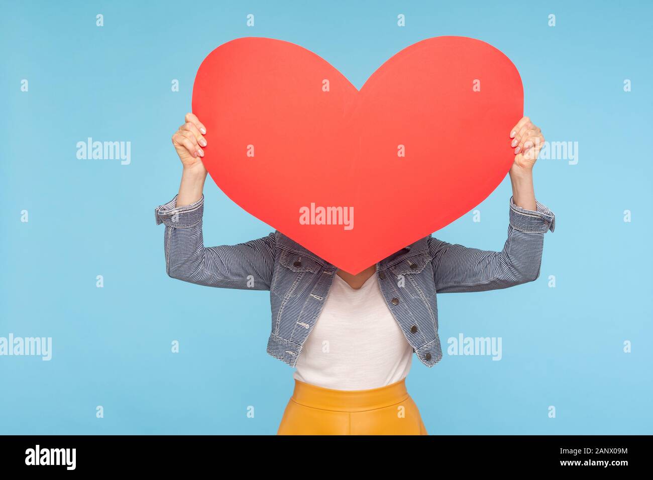Femme anonyme en tenue décontractée se cachant derrière immense cœur rouge,  concept de l'amour secret amour, amant inconnu et l'affaire, sur la saint  Valentin romantique d Photo Stock - Alamy