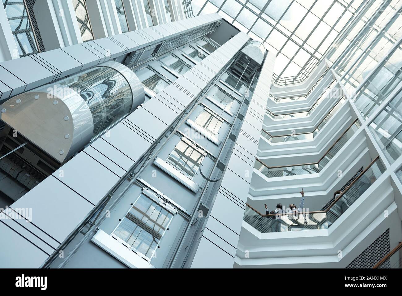 Vue de dessous de l'ascenseur, les murs et les balcons de centre d'affaires contemporain Banque D'Images
