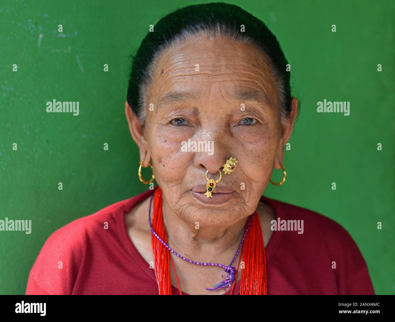 Personnes âgées Nepali Magar femme avec bijoux nez traditionnelle pose pour la caméra. Banque D'Images