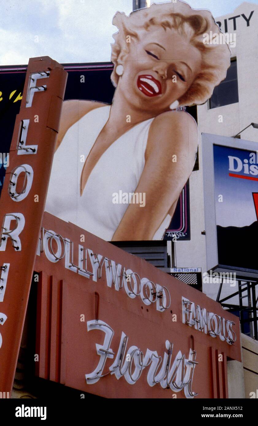 Doté d''Billboard Marilyn Monroe plus de fleuriste sur Highland juste au nord de Hollywood Boulevard à Hollywood, CA circa 1979. Banque D'Images