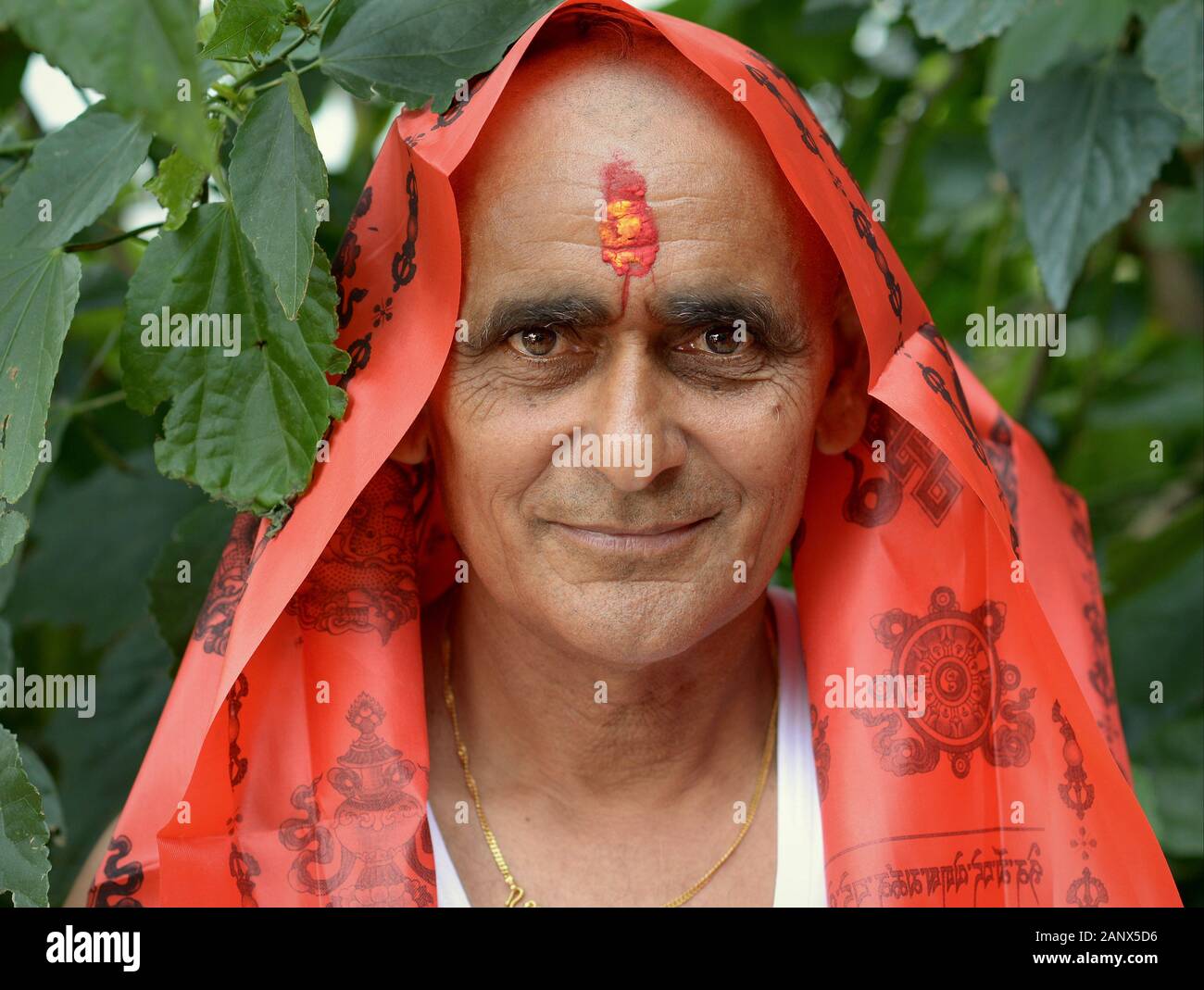 Nepali Brahman prêtre de mariage et hindou pundit exécute un mariage Chhetri traditionnel. Banque D'Images