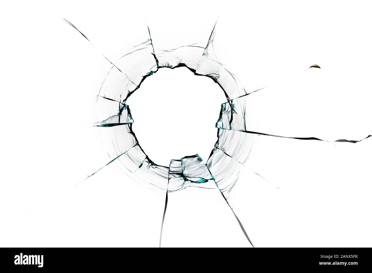 Trou d'un crack de verre ballon sur un fond blanc Banque D'Images