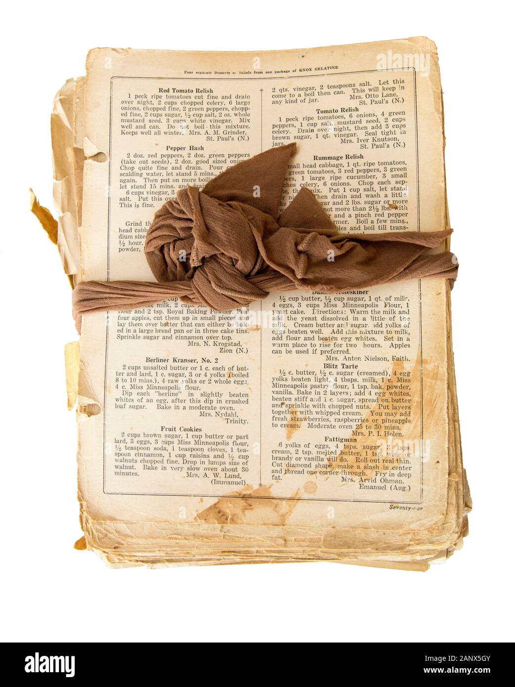 Un livre de recette de grand-mère avec les pages liées par un bas de nylon. En bas à droite il y a une recette pour le Danois Aebleskiver ou Dani Banque D'Images