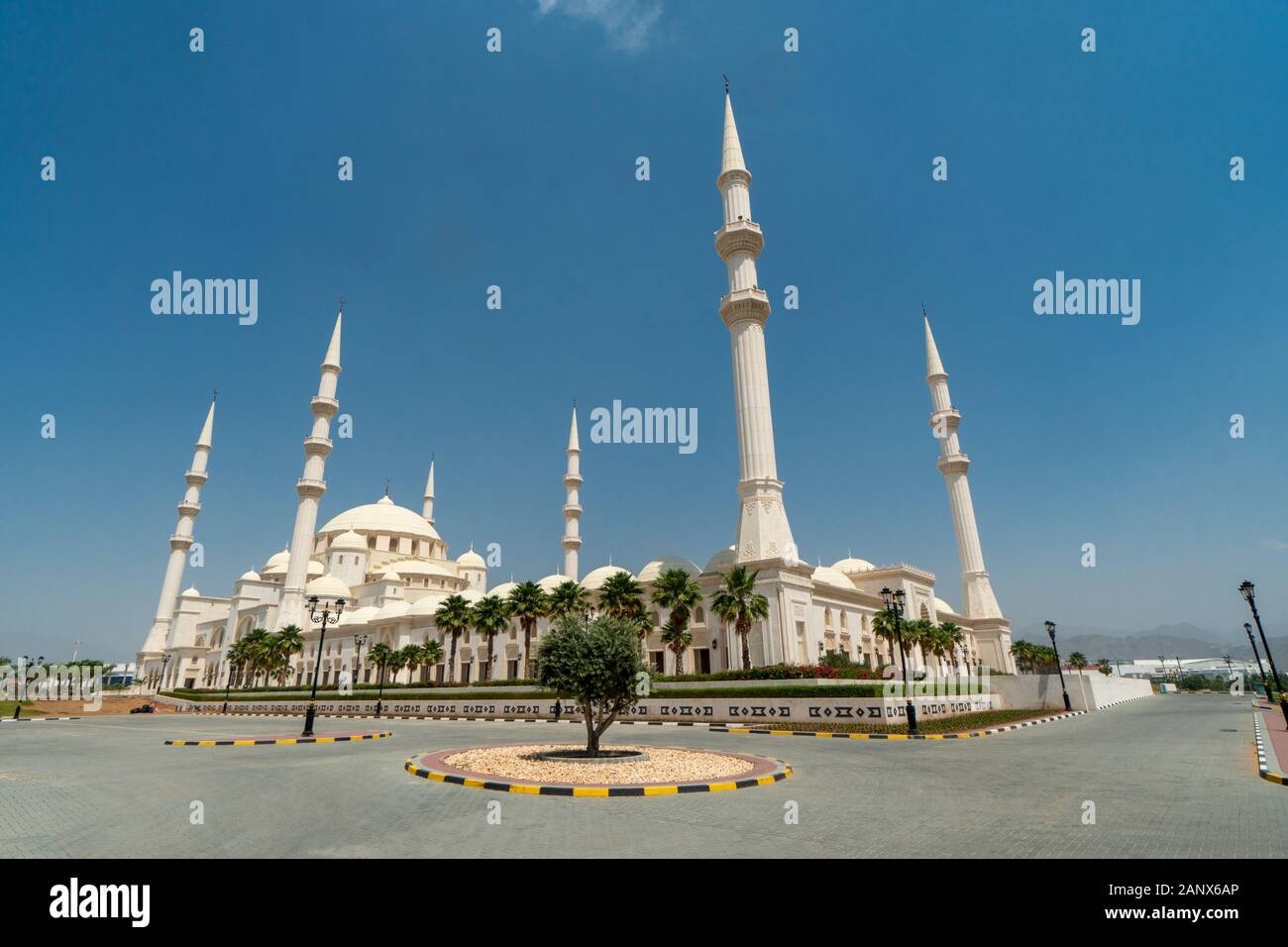 La Grande Mosquée de Sheikh Zayed à Dubaï est la deuxième plus grande mosquée de l'eau et a ouvert ses portes en 2015 Banque D'Images