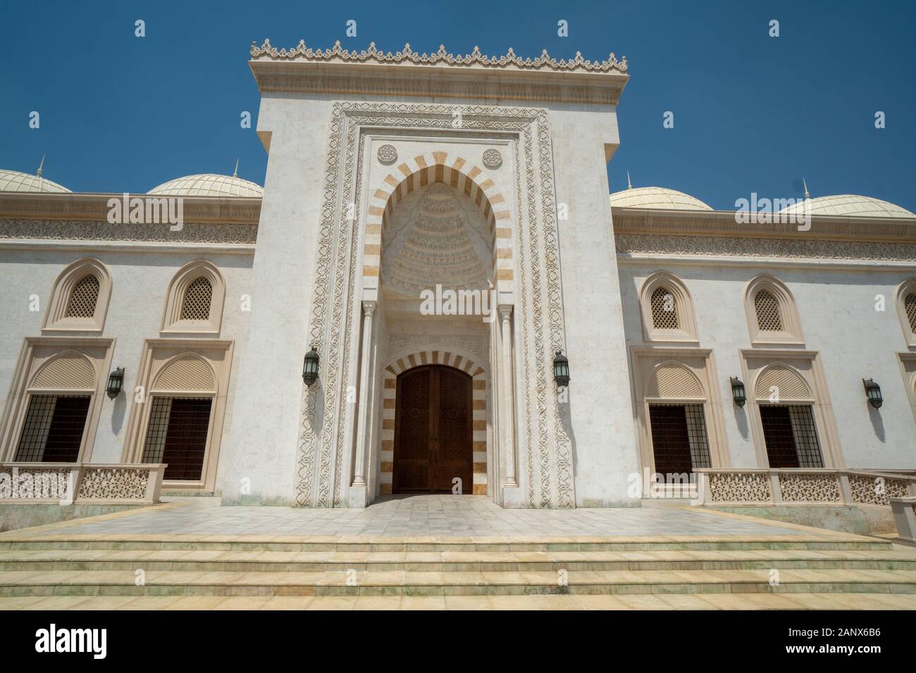 La Grande Mosquée de Sheikh Zayed à Dubaï est la deuxième plus grande mosquée de l'eau et a ouvert ses portes en 2015 Banque D'Images