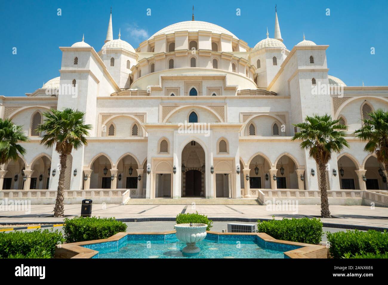 La Grande Mosquée de Sheikh Zayed à Dubaï est la deuxième plus grande mosquée de l'eau et a ouvert ses portes en 2015 Banque D'Images