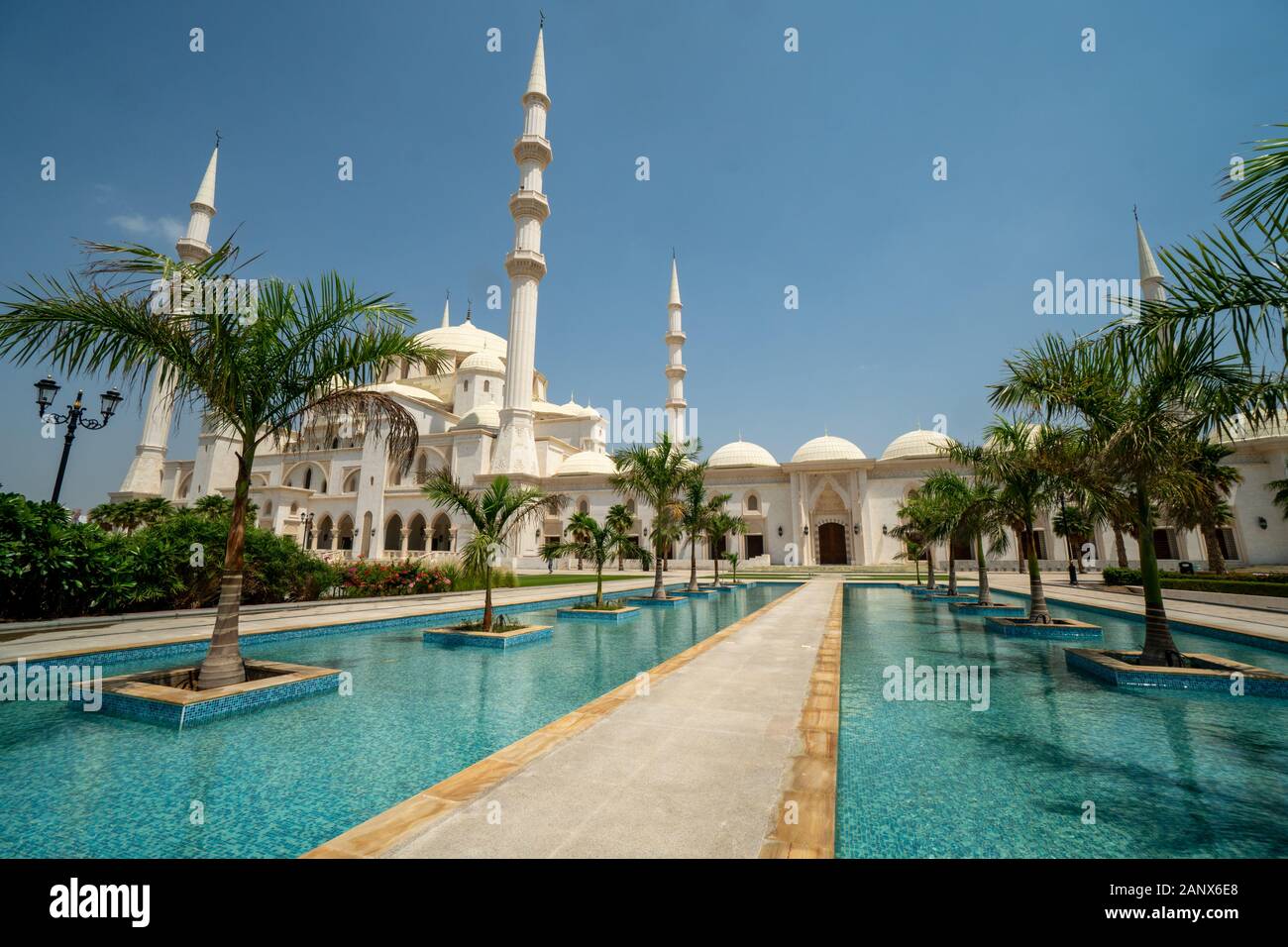 La Grande Mosquée de Sheikh Zayed à Dubaï est la deuxième plus grande mosquée de l'eau et a ouvert ses portes en 2015 Banque D'Images