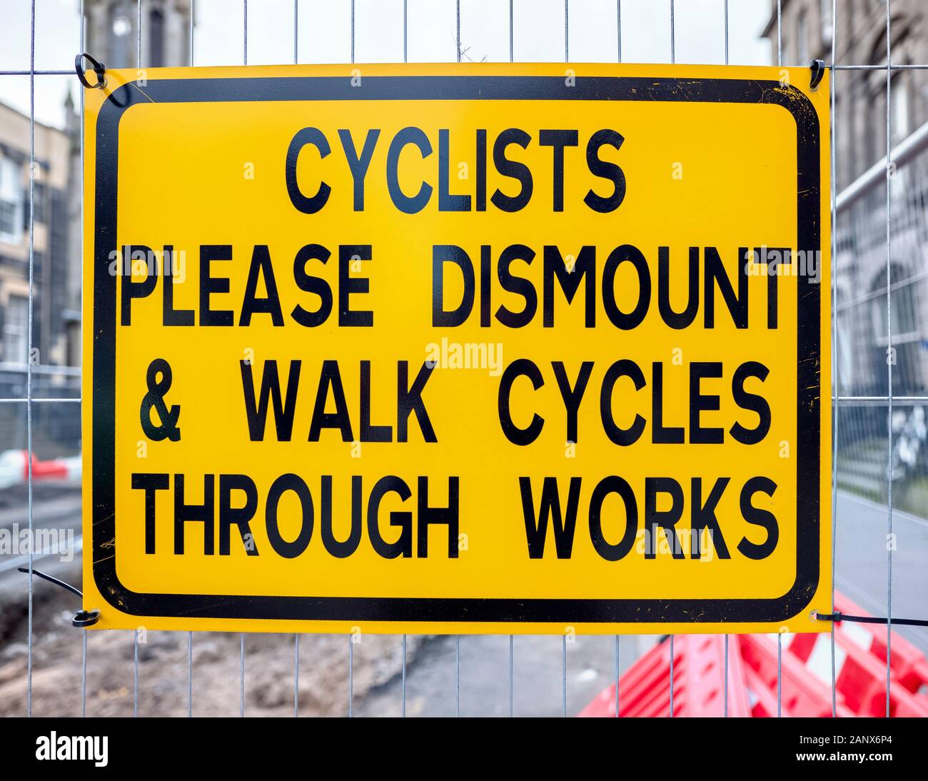 Les cyclistes n'hésitez pas à démonter et à pied à travers les cycles de fonctionnement vous connecter sur le site de l'Edinburgh Tram travaille à Leith, Édimbourg, Écosse, Royaume-Uni. Banque D'Images