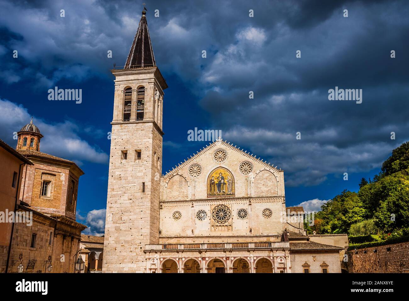 La magnifique façade de la cathédrale de Spolète et clocher, une ville monument achevé au 13ème siècle, avec des nuages orageux au-dessus Banque D'Images